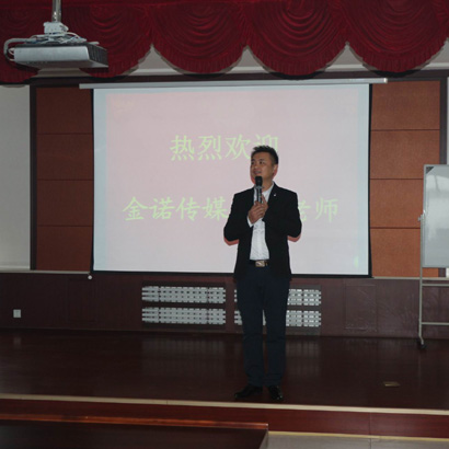 聽國學(xué)講座，習(xí)傳統(tǒng)文化               